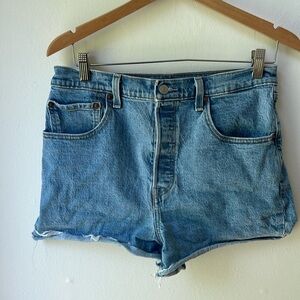 Levi’s Women’s Cutoff Denim Jean Ribcage 6 Button Shorts Size 31 Waist